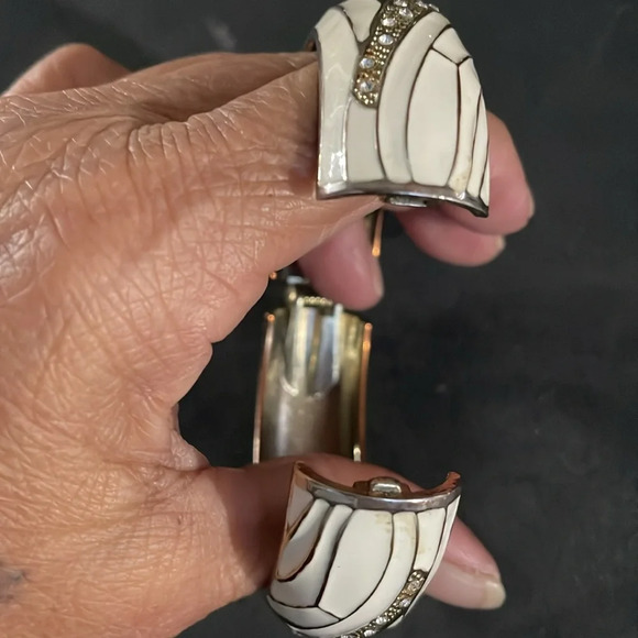 Vintage enamel and rhinestone clasp bangel - Picture 4 of 5